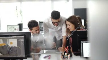 Modern ofiste beyin fırtınası takım coworking. Proje Yöneticisi işlem araştırma. 20'li yaşlarda 4 k.