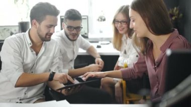 tablet pc bilgisayarlar, belge ve tartışma ofiste sahip kahve ile iş takım. 20'li yaşlarda 4 k.