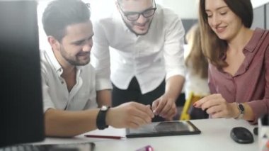 tablet pc bilgisayarlar, belge ve tartışma ofiste sahip kahve ile iş takım. 20'li yaşlarda 4 k.