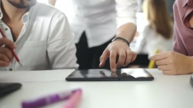 iş ve ofis kavramı - yakın grafik, grafik, tablet pc ve kahve ile iş takımının. Yakın çekim. 4k.