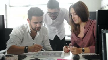 tablet pc bilgisayarlar, belge ve tartışma ofiste sahip kahve ile iş takım. 20'li yaşlarda 4 k.