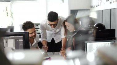 tablet pc bilgisayarlar, belge ve tartışma ofiste sahip kahve ile iş takım. 20'li yaşlarda 4 k.