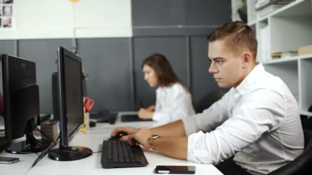 Équipe de collègues photo dans le bureau moderne. Les chefs de projet travaillent sur une nouvelle idée. 20s 4k .