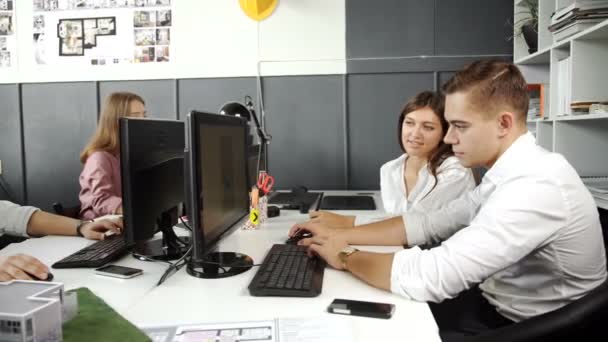 Meşgul yaratıcı ofis masaları işçi. 20'li yaşlarda 4 k. — Stok video