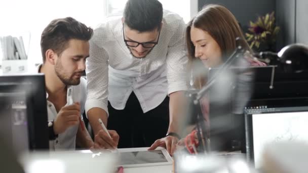 Business people in the office and looking at a digital tablet. 20s 4k. — Αρχείο Βίντεο