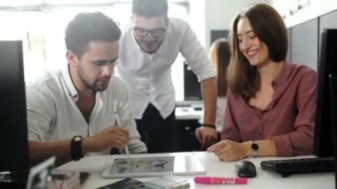 iş ve ofis kavramı - yakın grafik, grafik, tablet pc ve kahve ile iş takımının. Yakın çekim. 4k.