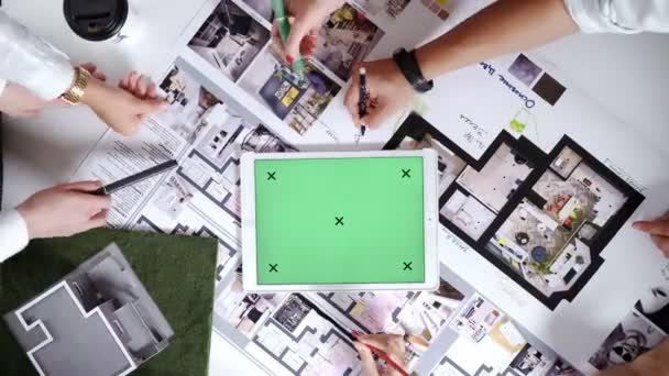 Das Greenscreen Tablet Design Team plant für ein neues Projekt. 4k — Stockvideo