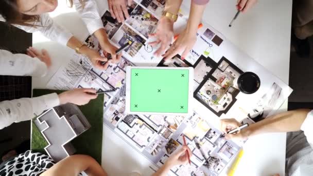 Бизнес, люди, архитектура и концепция командной работы - крупным планом руки команды архитекторов, указывающие пальцем на синий принт за офисным столом 4k — стоковое видео
