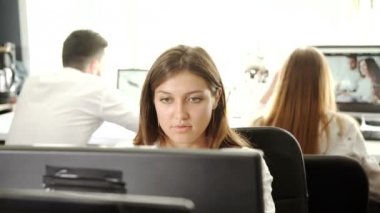 Office kavramı 20'li yaşlarda 4 çalışma iş insanlar Toplantı Tartışma k.