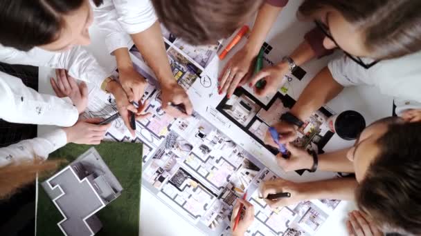 Bedrijf, mensen, het platform en team work concept - close up van architecten team handen vinger blauwdruk aan office tafel 4k — Stockvideo