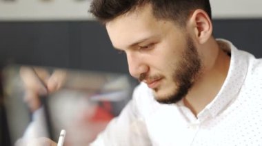 Grafik sanatçısı grafik tablet onun Resepsiyon 20'li yaşlarda 4 k kullanma
