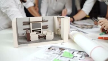 20'li yaşlarda 4 k iş insanlar gruba toplantı ve parlak modern ofis sunuda inşaat mühendis mimar ve alt yapı modeli ve plan seyir planları.