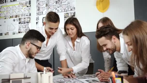 İş arkadaşları yaratıcı tasarım planlama strateji Office kavramı 20'li yaşlarda 4 k. — Stok video