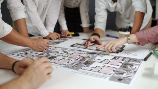 Mensen bedrijfsgroep op vergadering en presentatie in heldere moderne kantoor met bouw ingenieur-architect en werker op zoek gebouw model en blauwdruk plannen 20s 4 k. — Stockvideo