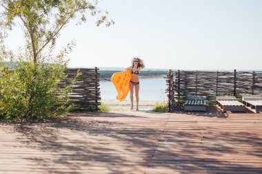 Kaçan kız elinde pizza yatak tutmak. 