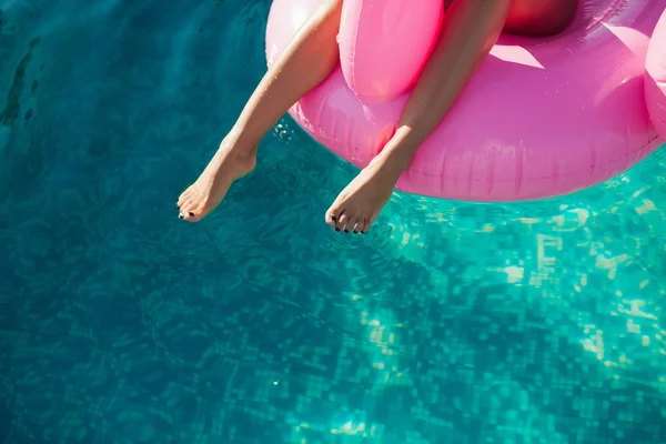 Ragazza si siede su fenicotteri materasso gonfiabile — Foto Stock