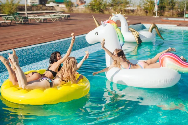 Vrienden in zonnebril eten van ijs — Stockfoto