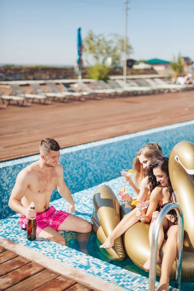 Groep vrienden met partij In zwembad — Stockfoto