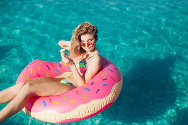 Chica en gafas de sol comer helado —  Fotos de Stock