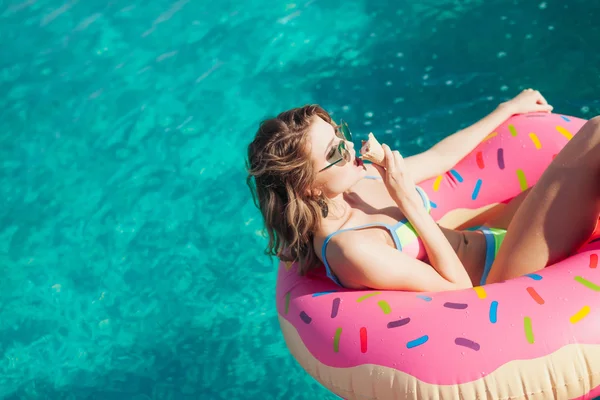 Meisje in zonnebril eten van ijs — Stockfoto