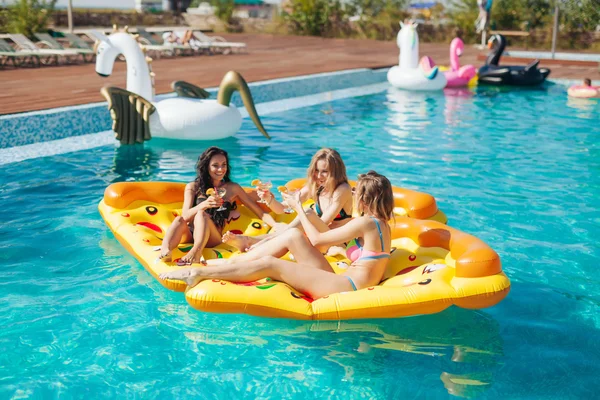 Meninas sexy na festa de verão na piscina — Fotografia de Stock