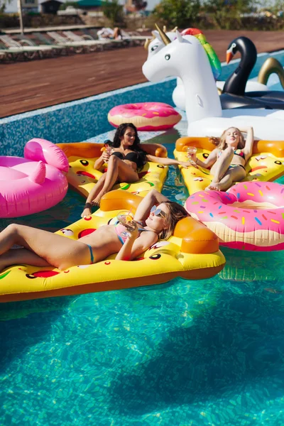 Ragazze sexy sulla festa estiva in piscina — Foto Stock