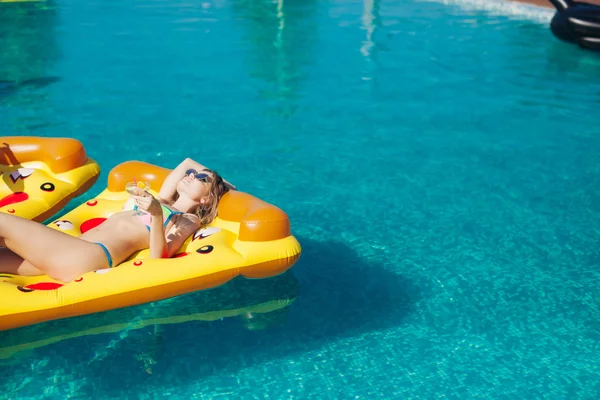 Mujer sexy disfrutando del verano — Foto de Stock