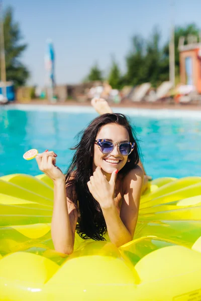 Donna sexy in bikini godendo l'estate — Foto Stock