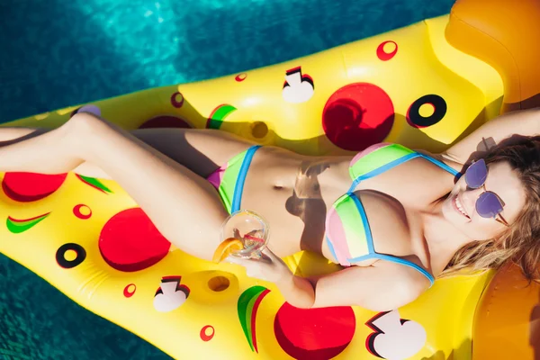 Sexy vrouw geniet zomer — Stockfoto