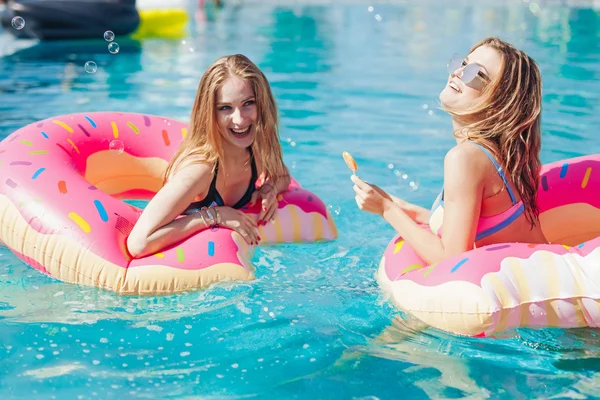 Twee meisjes in het zwembad — Stockfoto