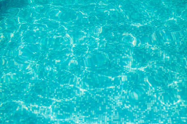 Eau de piscine bleue avec reflets solaires — Photo