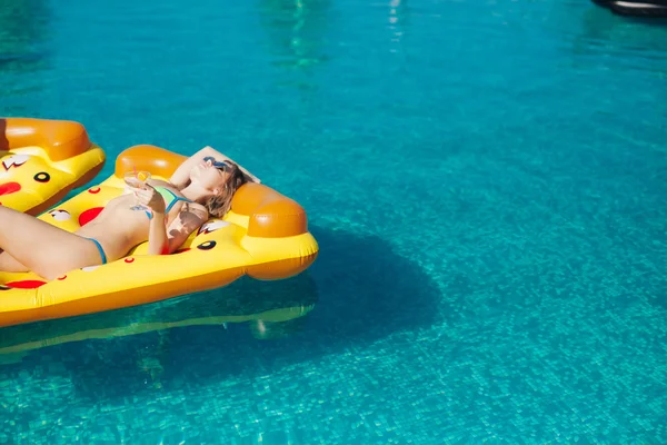 Mujer sexy disfrutando del verano — Foto de Stock