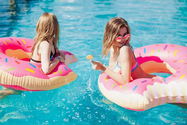 Dos chicas en la piscina — Foto de Stock