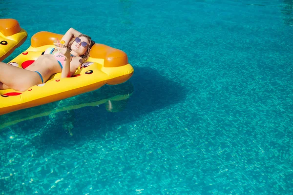 Mujer sexy disfrutando del verano — Foto de Stock