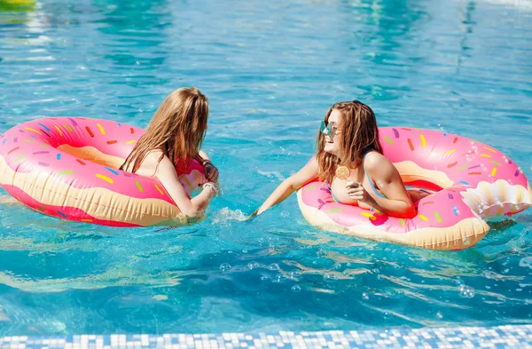 Due ragazze in piscina — Foto Stock