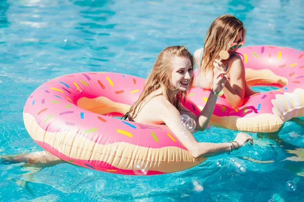 Две девушки в бассейне — стоковое фото