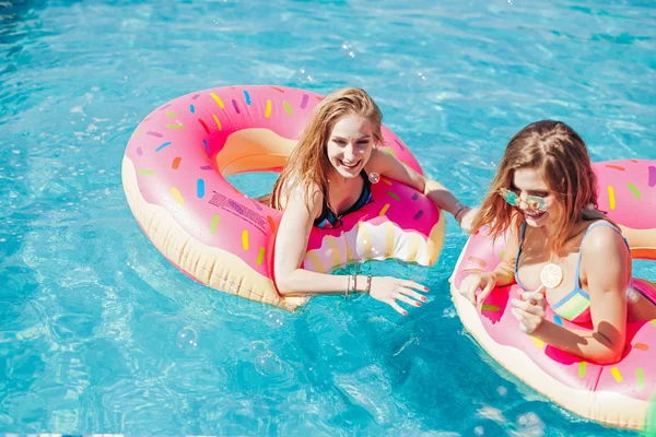 Dos chicas en la piscina — Foto de Stock