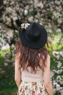 Portre güzel arkadan görünüm esmer kadının çiçek arka plan üzerinde 