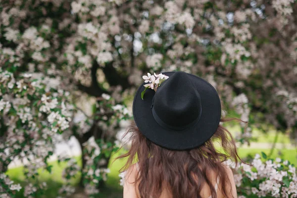 美しい肖像画の花の背景にブルネットの女性の背面します。 — ストック写真