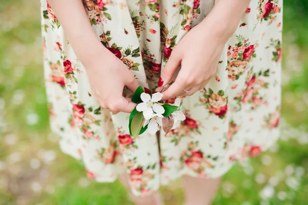 Dziewczyna trzyma kwiat wiśni sakura w ręce — Zdjęcie stockowe