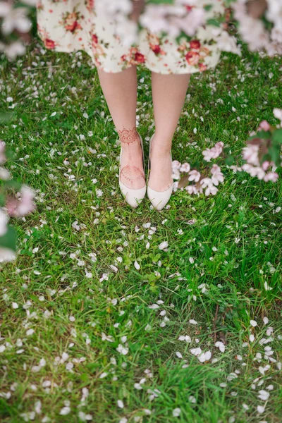 草原の中を歩いて花のドレスの女の子 — ストック写真