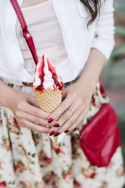 महिला आइसक्रीम पकड़े हुए — स्टॉक फ़ोटो, इमेज