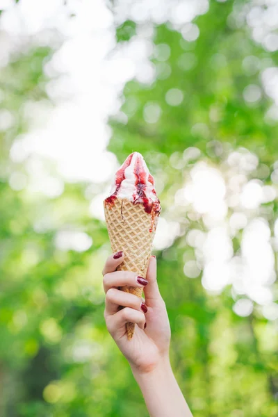 Femme tenant la crème glacée — Photo