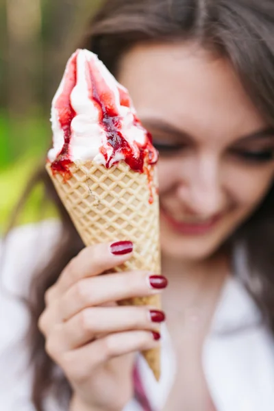 Gros plan portrait de fille mangeant de la crème glacée en été — Photo