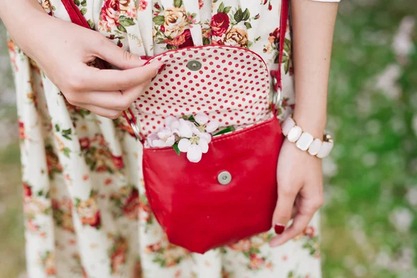 Gros sac rouge dans les mains de la femme dans la rue — Photo