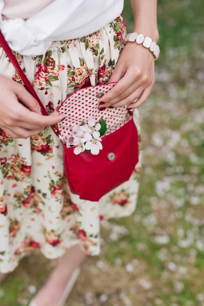 Zbliżenie czerwony worek w ręce kobiety na ulicy — Zdjęcie stockowe