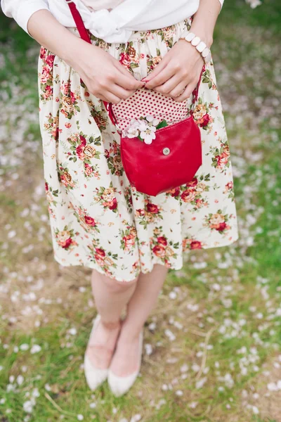 Gros sac rouge dans les mains de la femme dans la rue — Photo