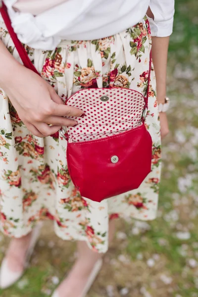 Zbliżenie czerwony worek w ręce kobiety na ulicy — Zdjęcie stockowe