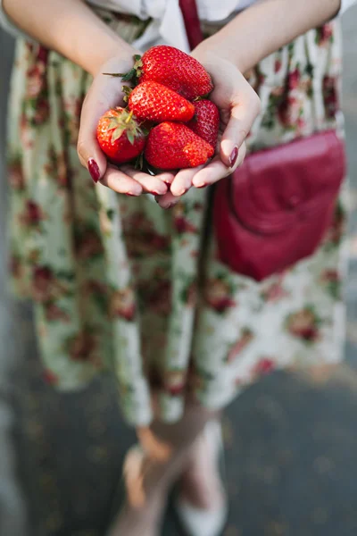 Mujer sosteniendo un montón de fresas —  Fotos de Stock