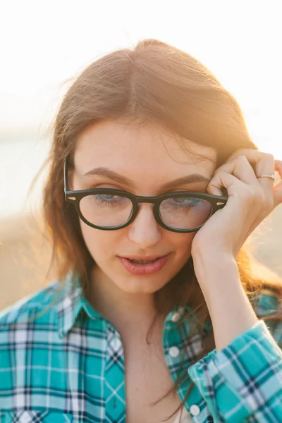 Venkovní portrét, Mladá krásná žena s úsměvem — Stock fotografie